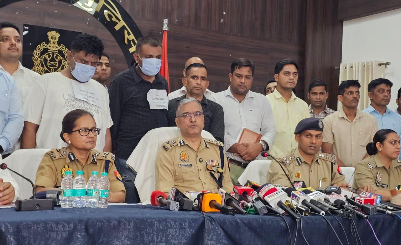 लखनऊ में इंटरनेशनल साइबर फ्रॉड कॉल सेंटर का भंडाफोड़, 119 आरोपी गिरफ्तार  Cyber Fraud News.jpeg